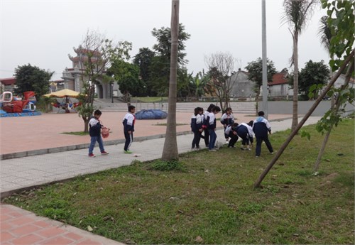 Học sinh trường tiểu học Lý Thường Kiệt tích cực tham gia bảo vệ môi trường.
